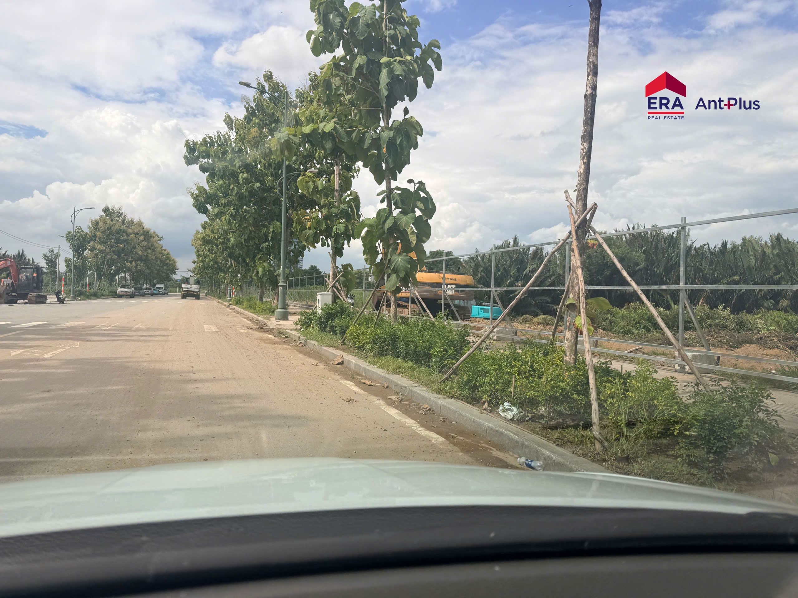 Hình ảnh thực tế khu vực Thủ Thiêm với rào chắn và máy móc thi công