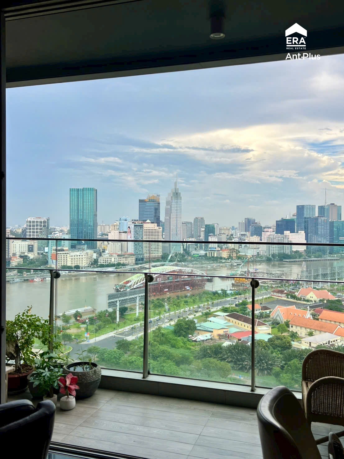 View từ ban công căn hộ tầng cao ở Thủ Thiêm nhìn xuống nhịp cầu đi bộ trên sông Sài Gòn và trung tâm TP.HCM