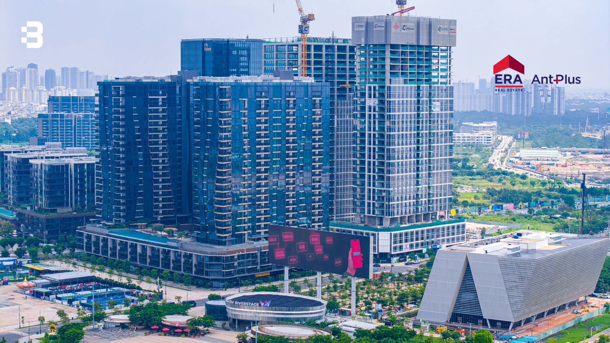 Toàn cảnh khu phức hợp The Métropole Thủ Thiêm với The OpusK đang hoàn thiện, Thủ Thiêm Riverstage và nhà hát phía trước