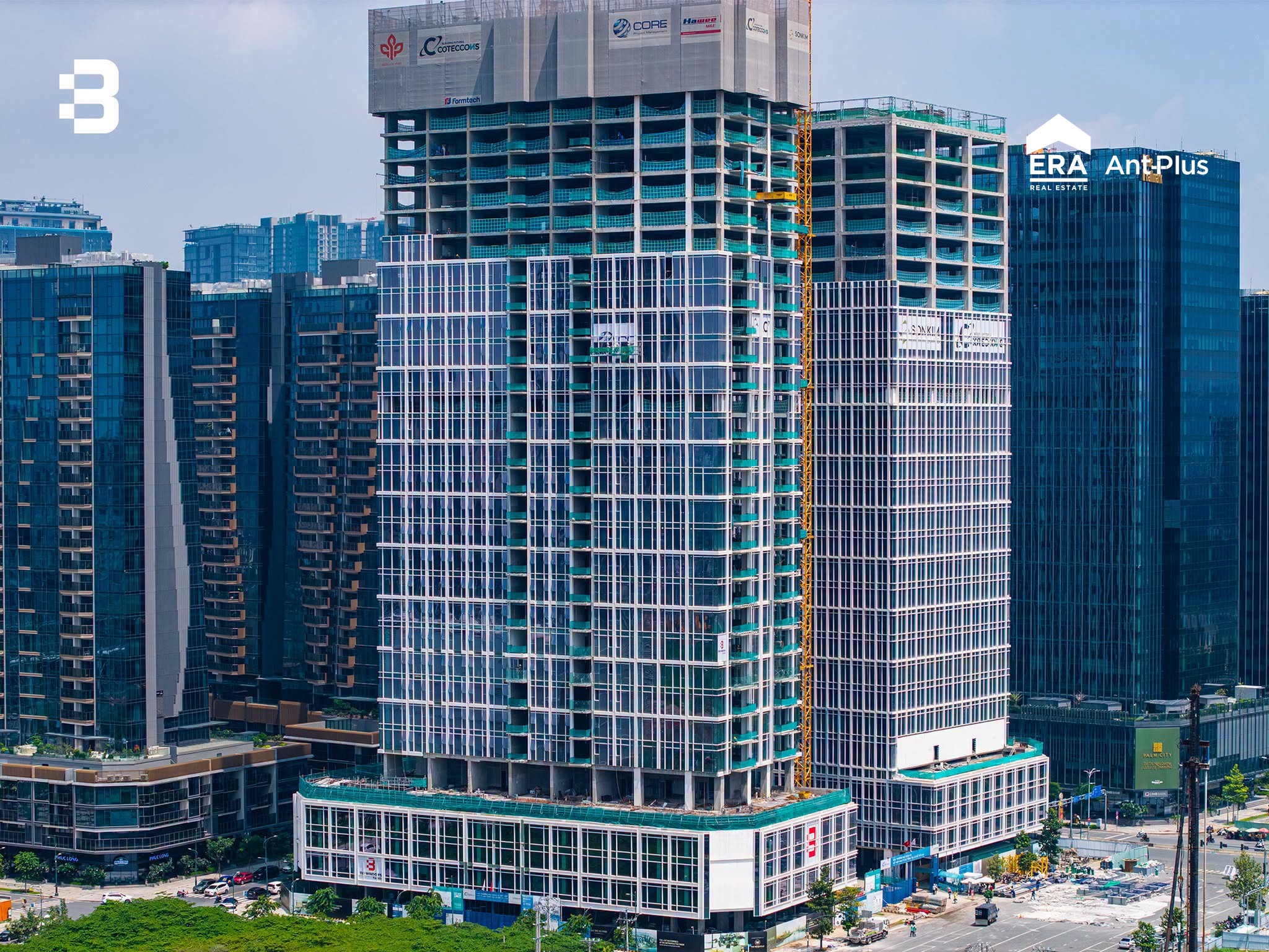 Tiến độ thi công The OpusK với tháp căn hộ và tháp văn phòng đang lắp mặt dựng kính, cẩu tháp Coteccons trên đỉnh