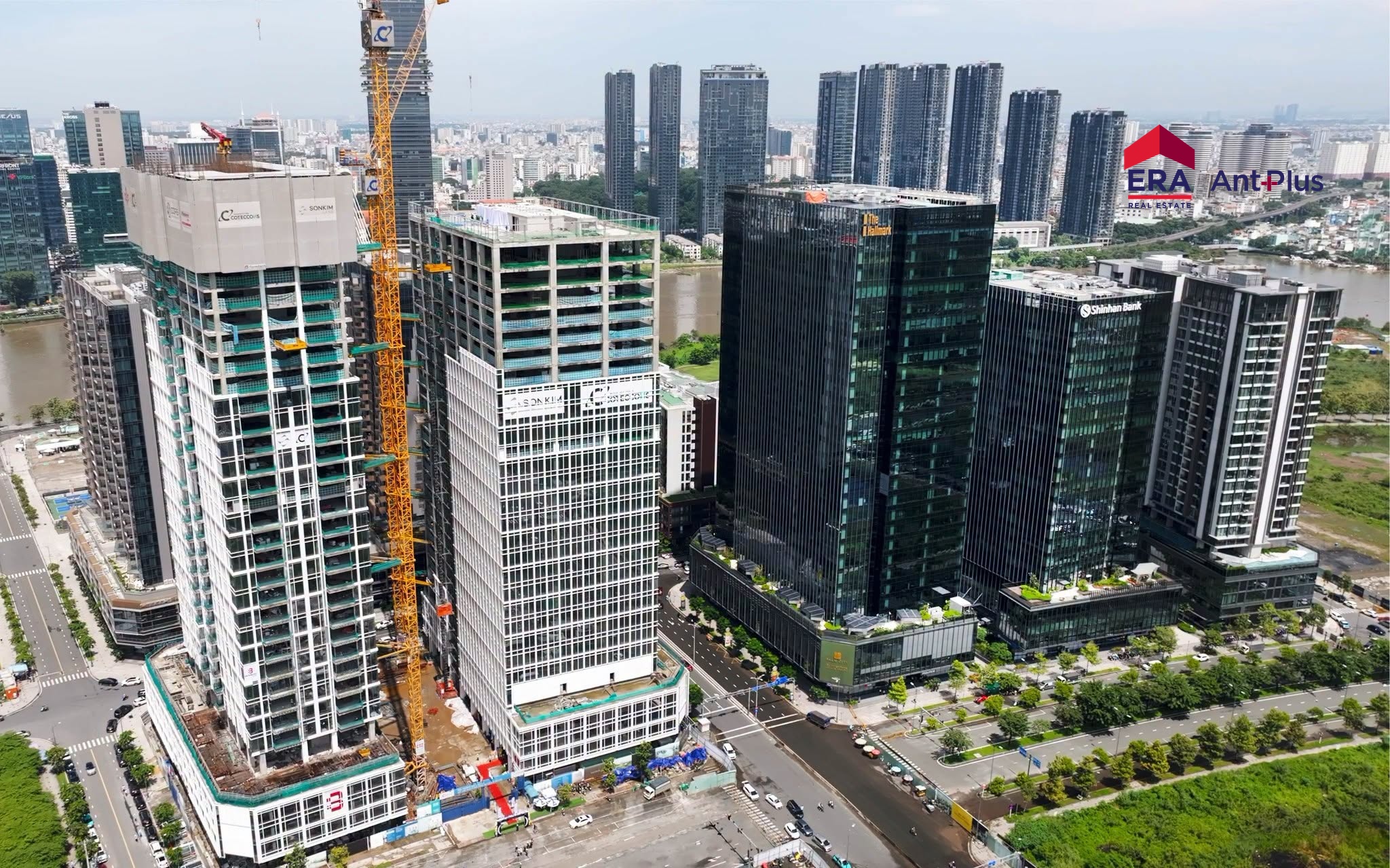 Toàn cảnh The OpusK bên cạnh tòa The Hallmark và Shinhan Bank, nhìn ra sông Sài Gòn và trung tâm TP.HCM