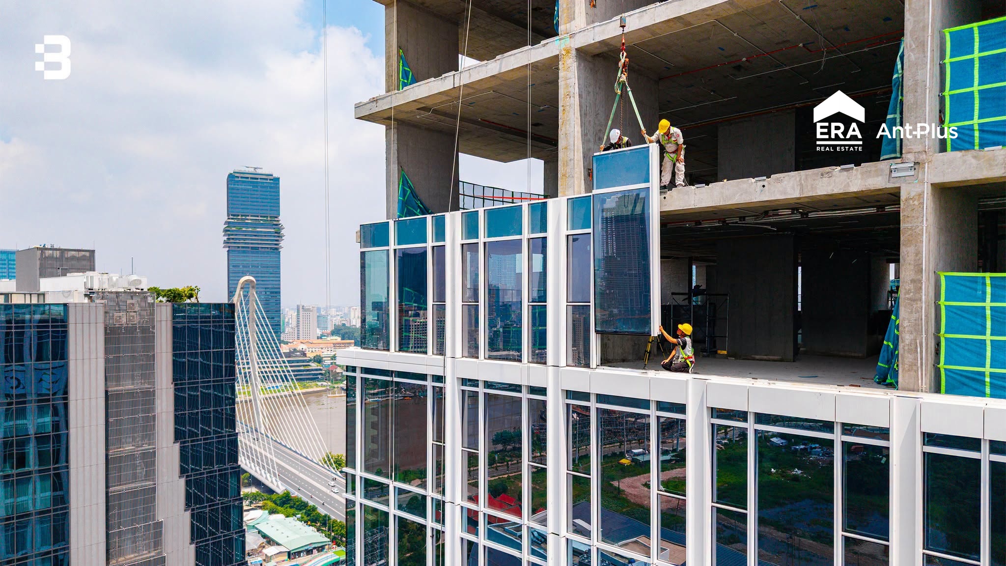 Công nhân lắp tấm kính mặt dựng ở tầng cao The OpusK, phía xa là cầu Ba Son và trung tâm TP.HCM