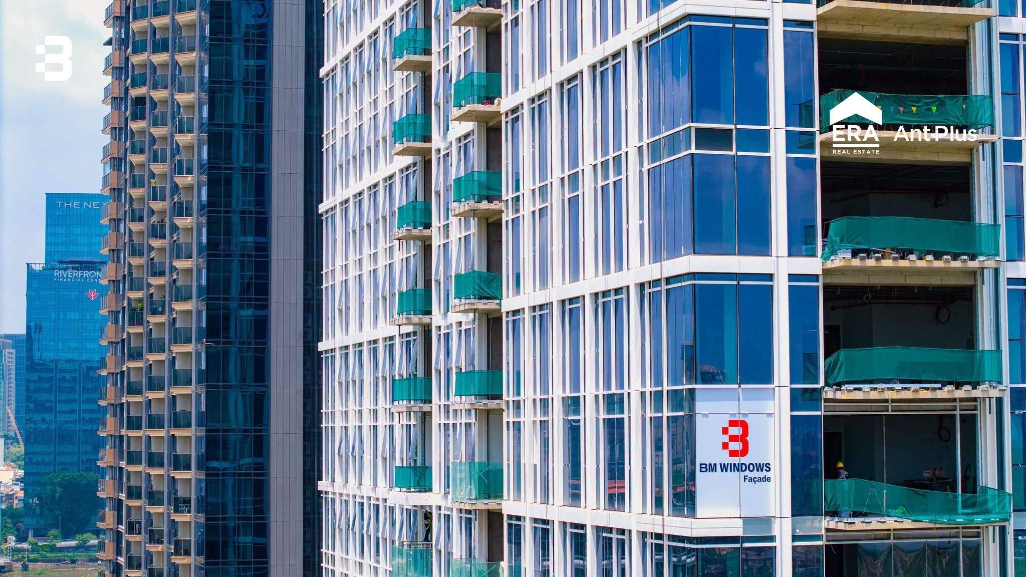 Bảng BM Windows Façade trên mặt dựng tháp căn hộ The OpusK, bên cạnh ban công đang hoàn thiện