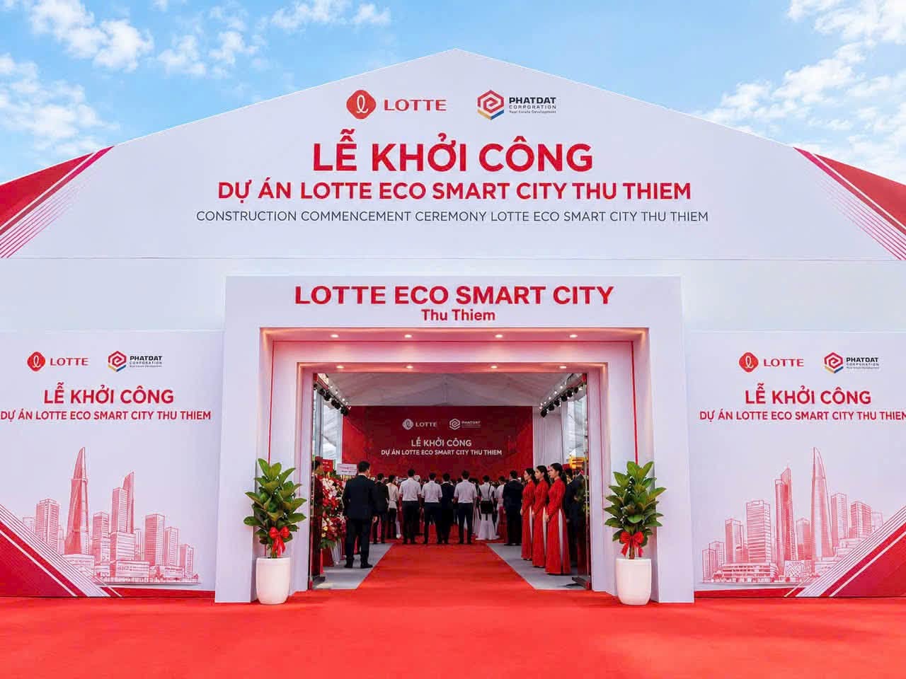 Lễ khởi công Lotte Eco Smart City Thủ Thiêm ngày 23/10/2026 Cổng lễ khởi công dự án Lotte Eco Smart City Thủ Thiêm với logo Lotte và Phát Đạt, thảm đỏ và nhân viên mặc áo dài đỏ